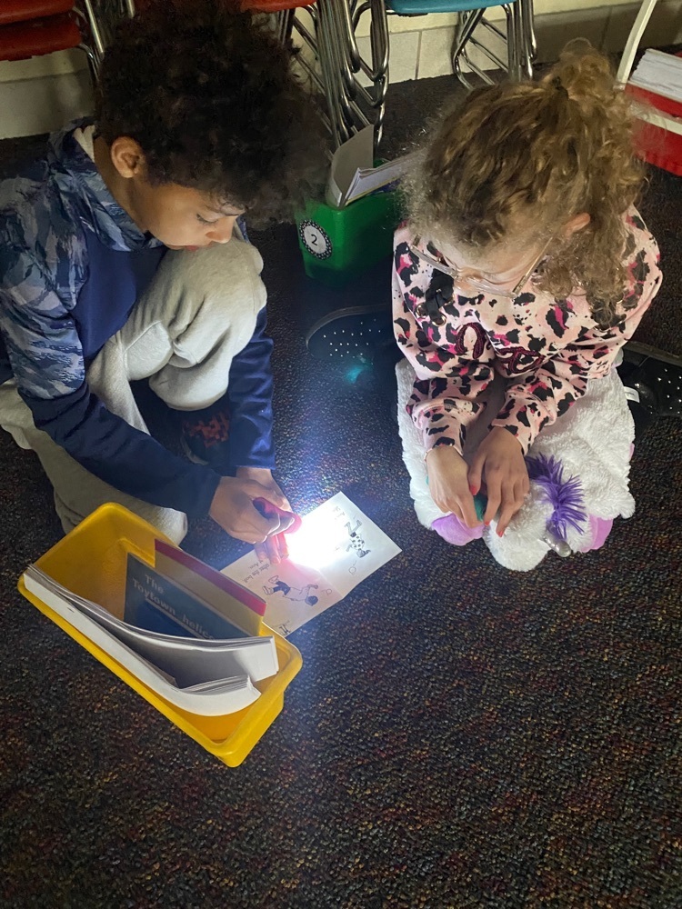 le’s class loves Flashlight Friday during reading. 